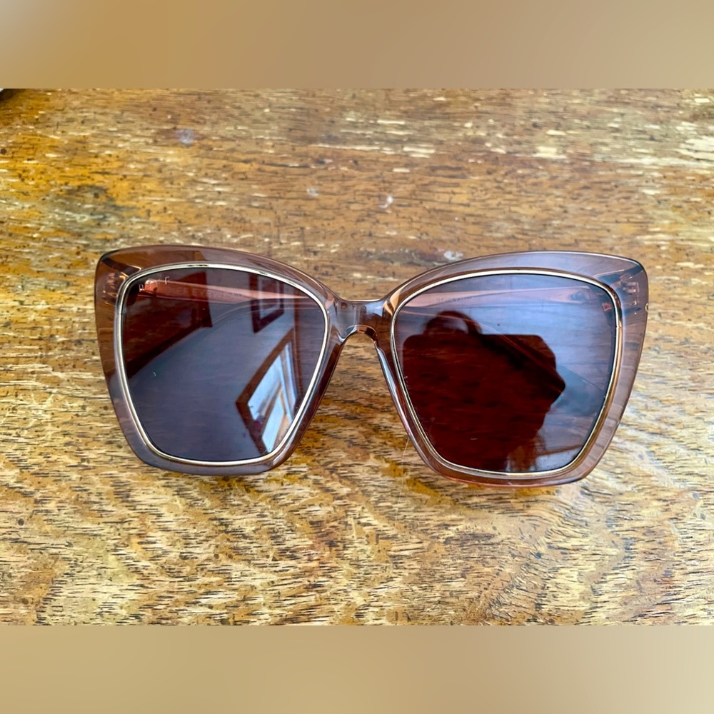 Diff sunglasses in rose gold.